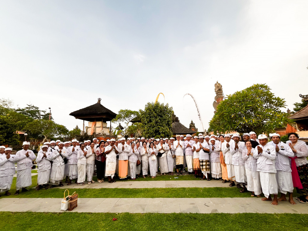 Plt. Bupati Ketut Suiasa Hadiri Santi Puja di Pura Lingga Bhuwana